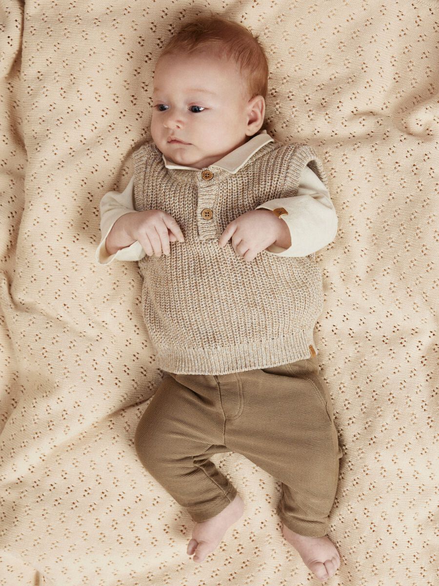 Product carousel image - EN COTON BIOLOGIQUE GILET TRICOTÉ, Oxford Tan | 1