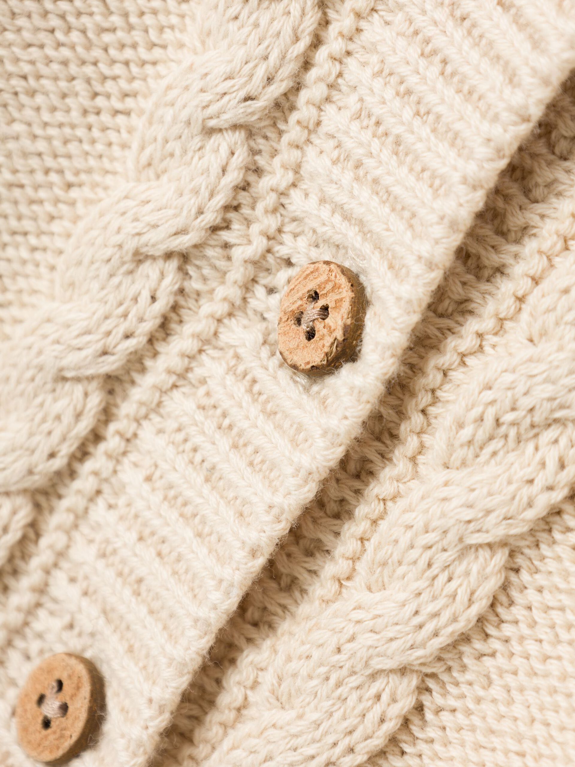 Carousel image - KABEL STRIKKET CARDIGAN, Fog | 5