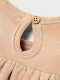 name it VELOURSYDD KLÄNNING, Nougat, highres - 13223661_Nougat_005.jpg