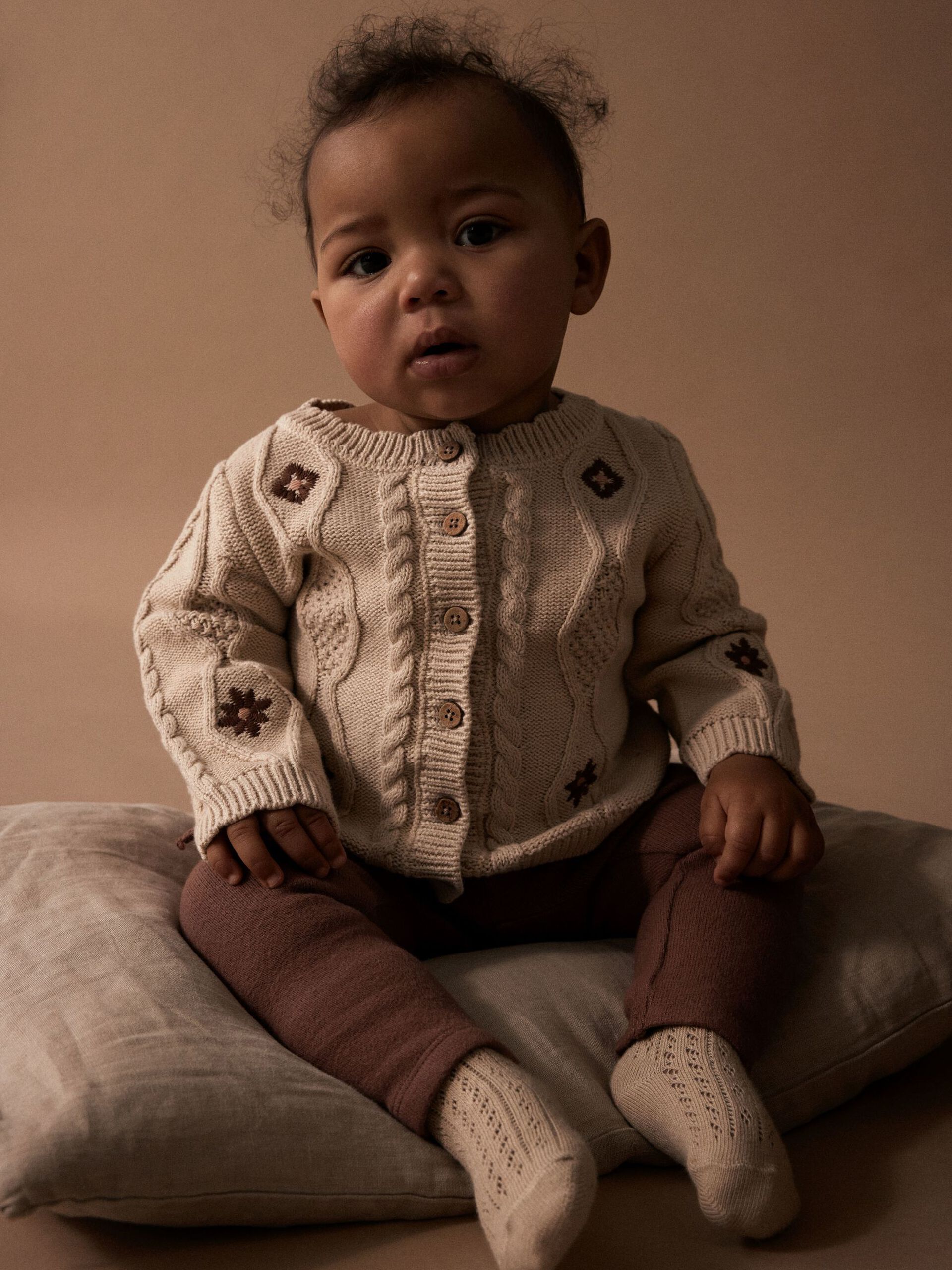 Carousel image - KABEL STRIKKET CARDIGAN, Fog | 2